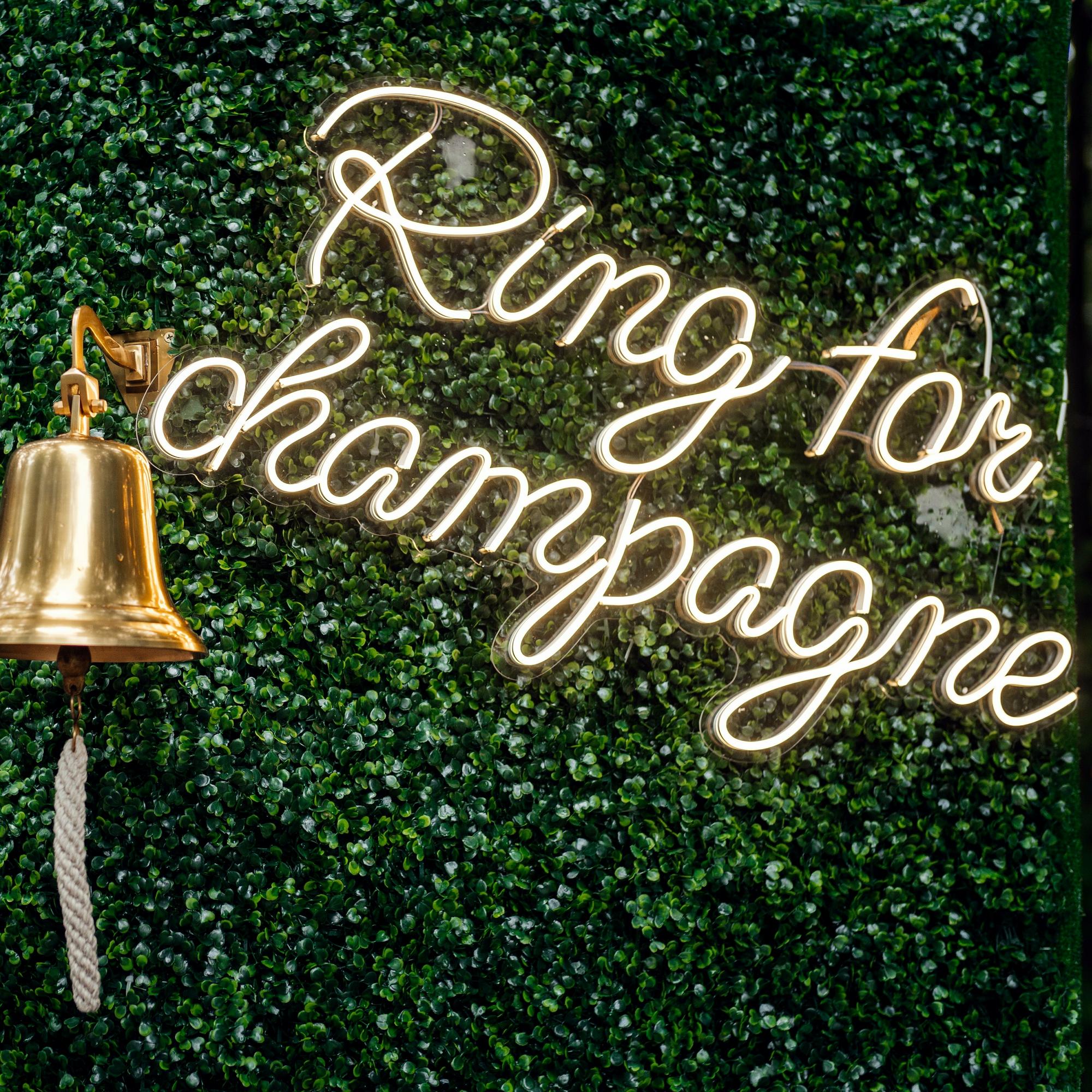 Неон "Ring for champagne"