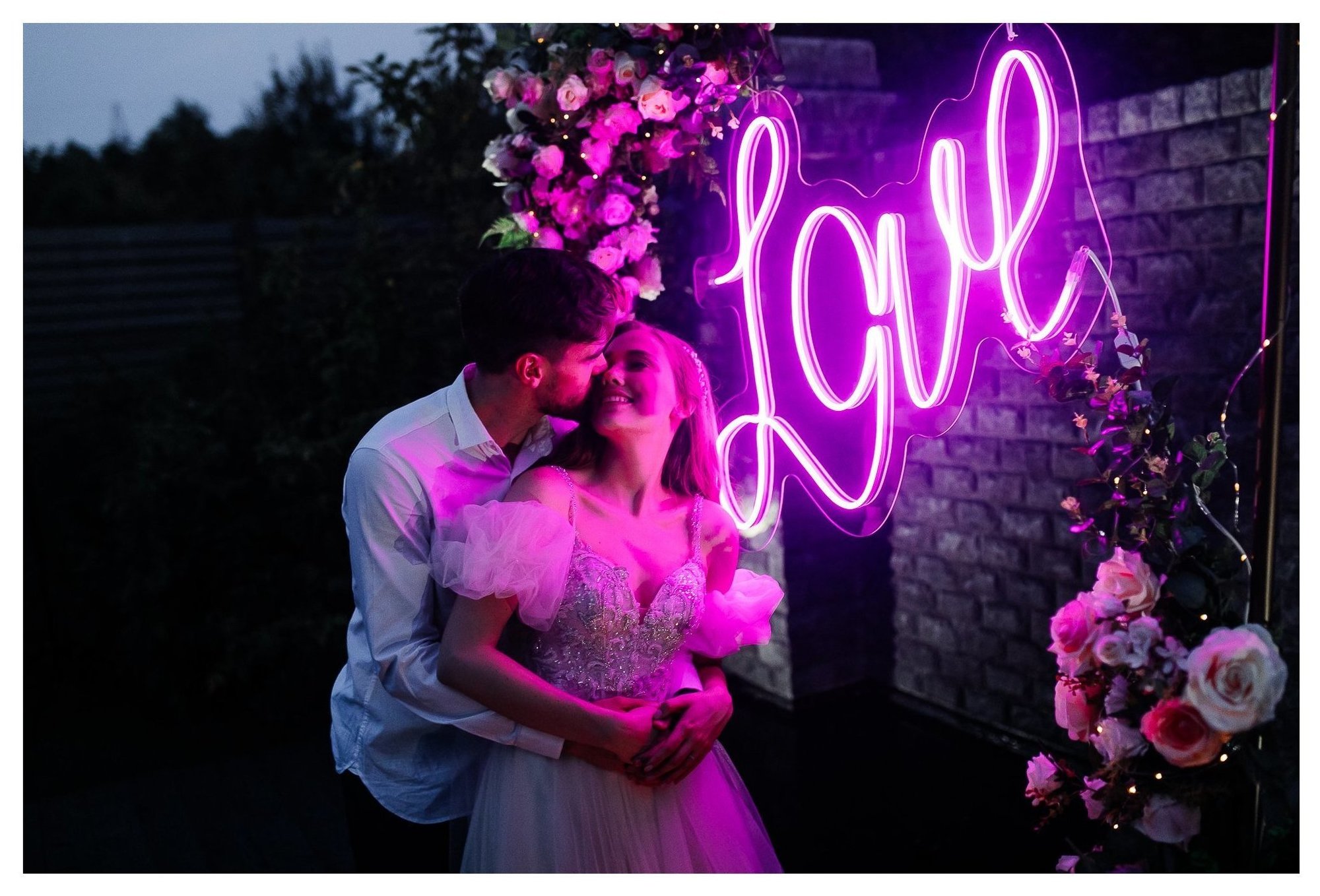 Неоновое слово "Love"