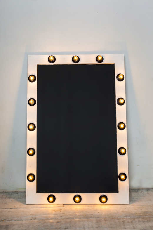 Белая меловая доска с лампочками