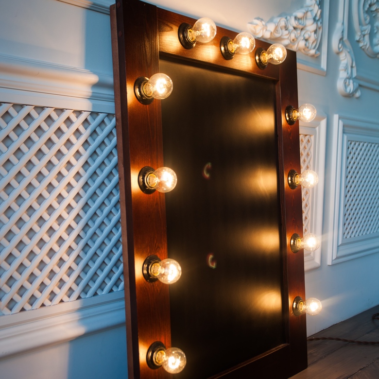 Меловая доска с лампочками и широкой рамкой