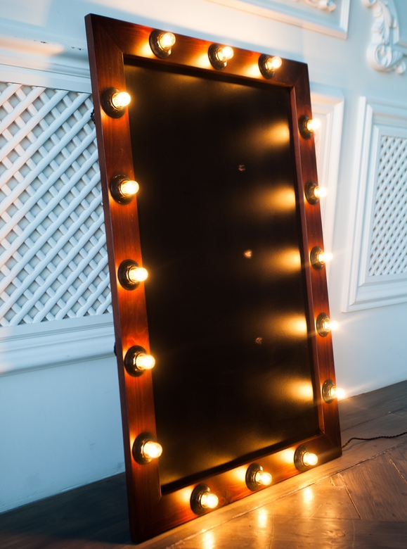 Меловая доска с лампочками и гладкой рамкой