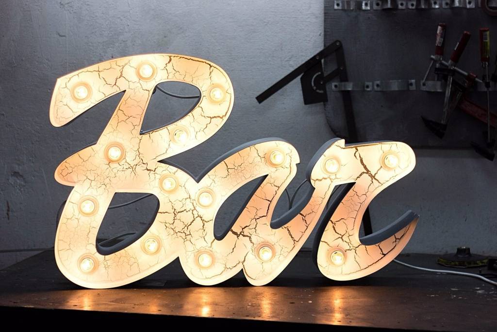 Слово бар с лампами