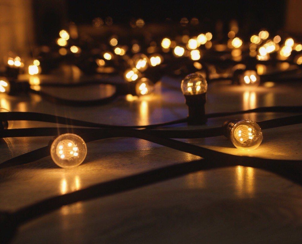 гирлянда на широком проводе со светодиодной лампой