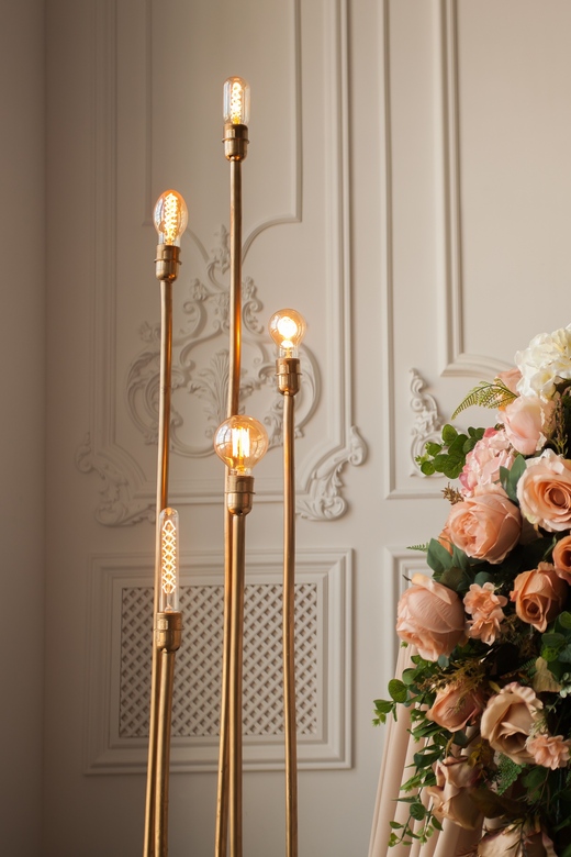 Напольная конструкция из труб и ламп