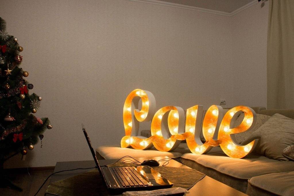 Слово love  с подсветкой