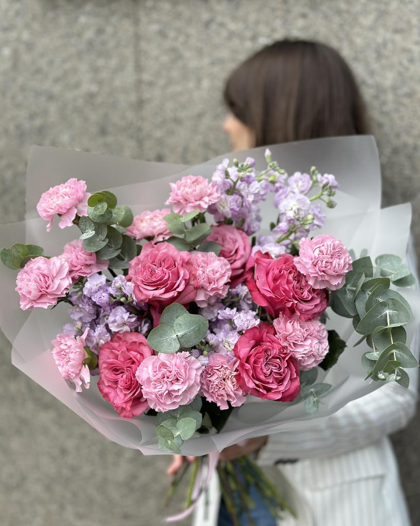 ТРИОБУКЕТ ИЗ ПИОНОВИДНЫХ РОЗ, ДИАНТУСОВ И МАТТИОЛ 24