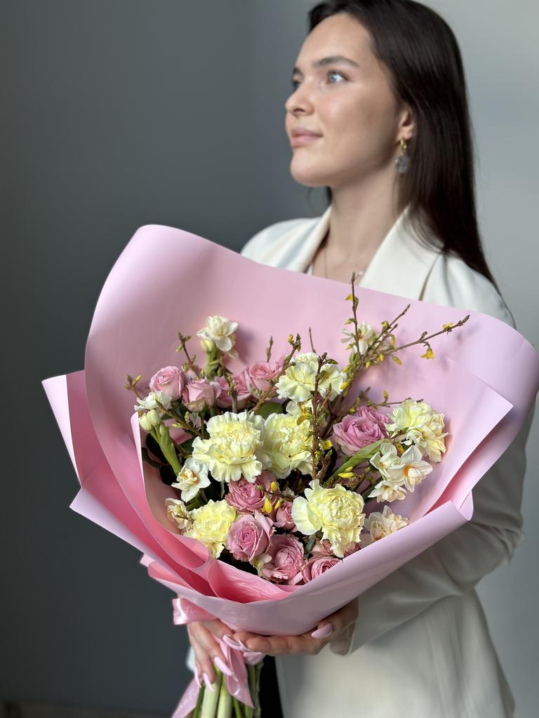 БУКЕТ С НАРЦИССАМИ, ФОРЗИЦИЯМИ И РОЗАМИ 65