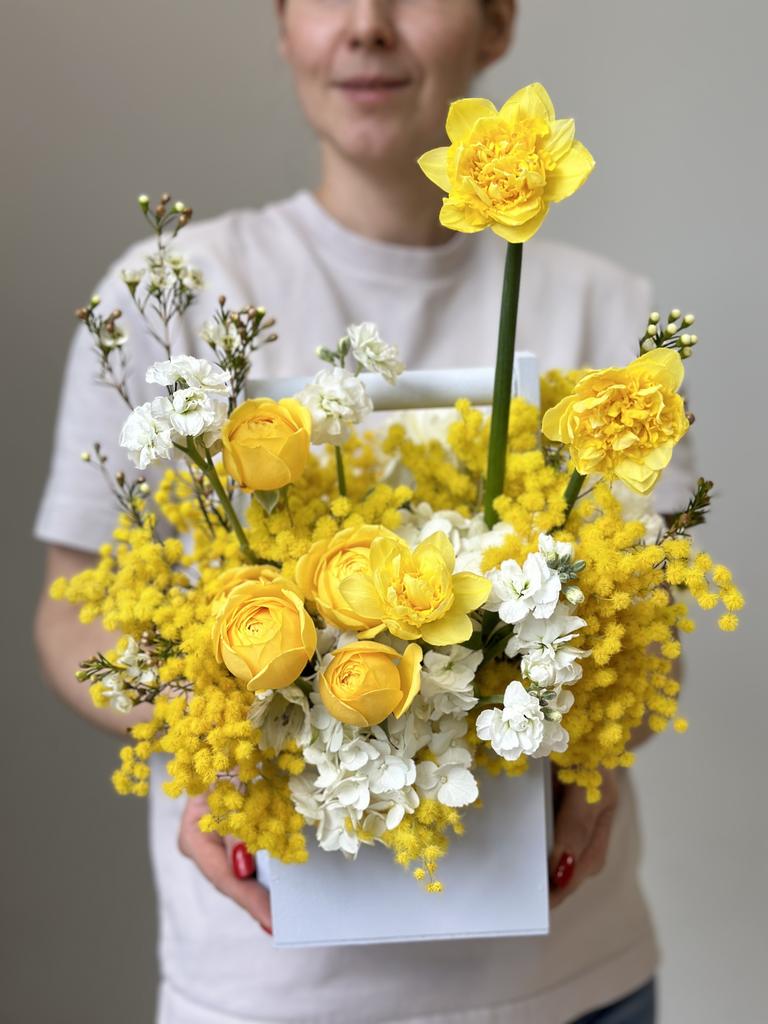 ЦВЕТОЧНЫЙ ЯЩИК С МИМОЗОЙ И НАРЦИССАМИ 77