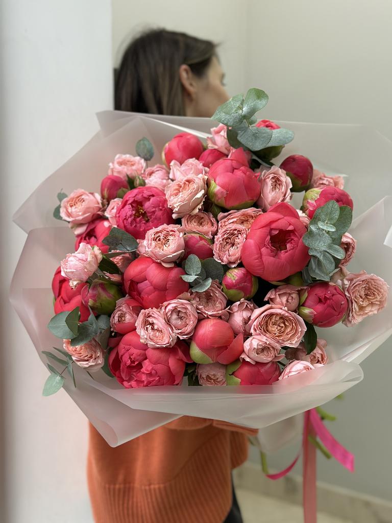 ДУО БУКЕТ ИЗ ПИОНОВ И КУСТОВЫХ РОЗ ДЖУЛЬЕТТА 76