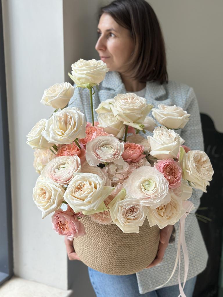 КОМПОЗИЦИЯ ИЗ ПИОНОВИДНЫХ РОЗ И РАНУНКУЛЮСОВ В ПЛЕТЕНОМ КАШПО  01