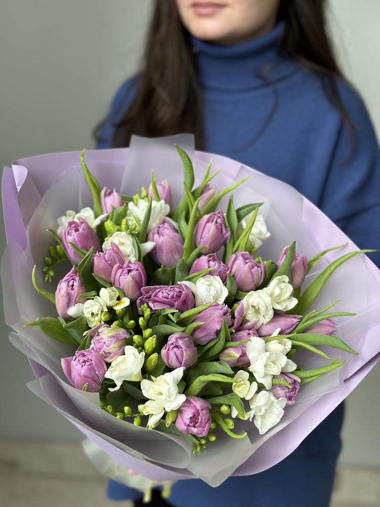 БУКЕТ ИЗ ТЮЛЬПАНОВ И ФРЕЗИЙ 11
