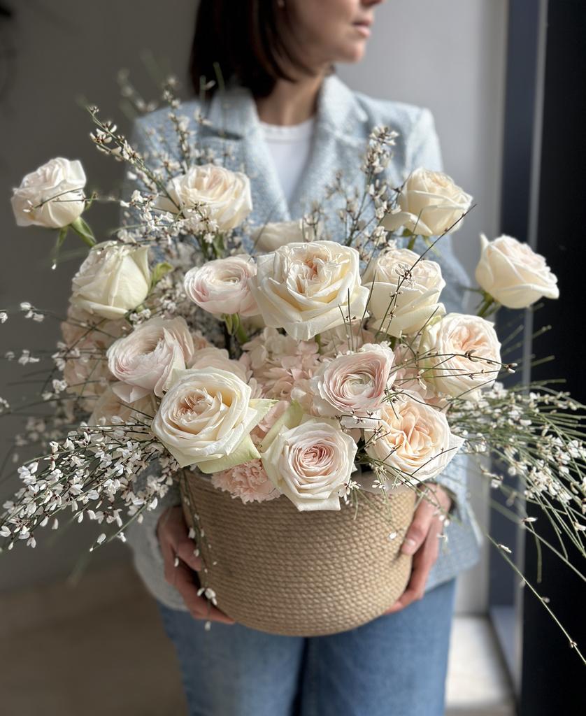 КОМПОЗИЦИЯ ИЗ ГОРТЕНЗИЙ, РАНУНКУЛЮСОВ, ПИОНОВИДНЫХ РОЗ И ГЕНИСТЫ 01