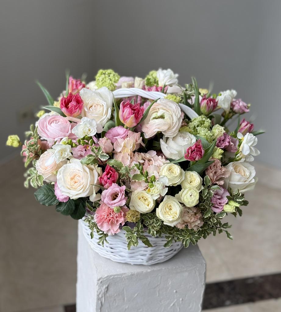 КОРЗИНА ЦВЕТОВ ИЗ САДОВЫХ РОЗ, РАНУНКУЛЮСОВ, ТЮЛЬПАНОВ И ФРЕЗИЙ 12