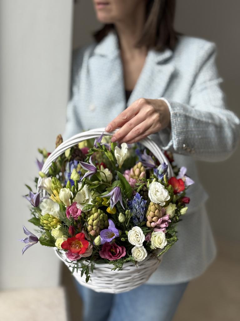 КОРЗИНА ИЗ ГИАЦИНТОВ, ФРЕЗИЙ И КЛЕМАТИСОВ 45
