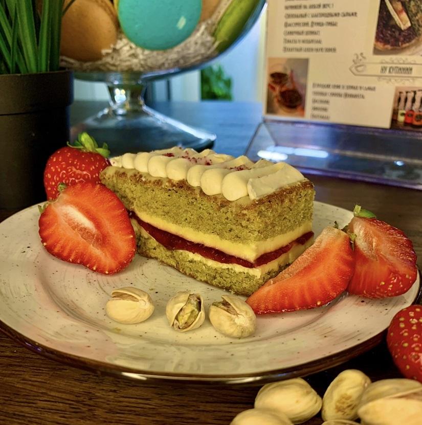 Пирожное фисташка-клубника