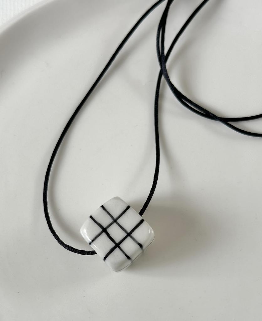 Фарфоровая подвеска кубик в клеточку