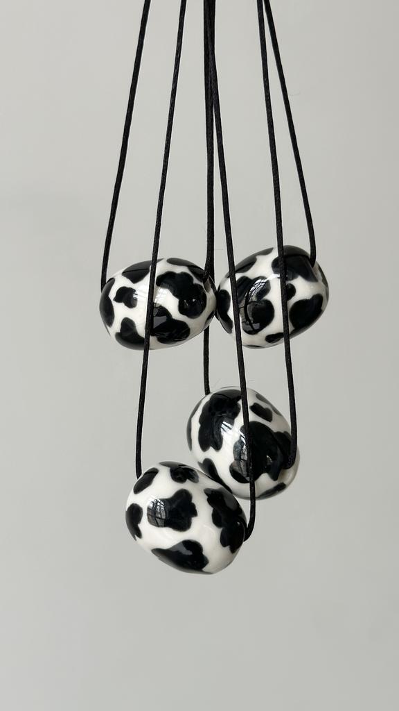 Фарфоровая подвеска-бусина Коровка