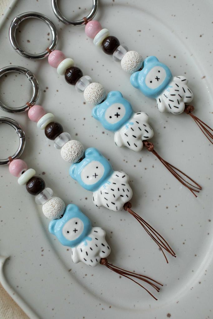 Подвеска на сумку с мишкой из фарфора и с бусинами