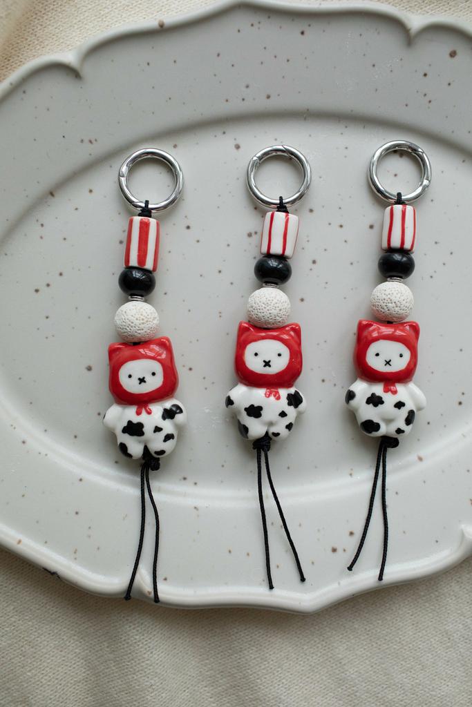 Подвеска на сумку с котиком из фарфора и с бусинами