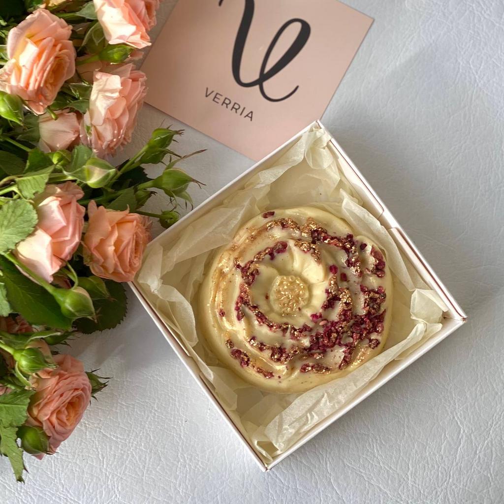 Белый шоколад с малиной "Пион"