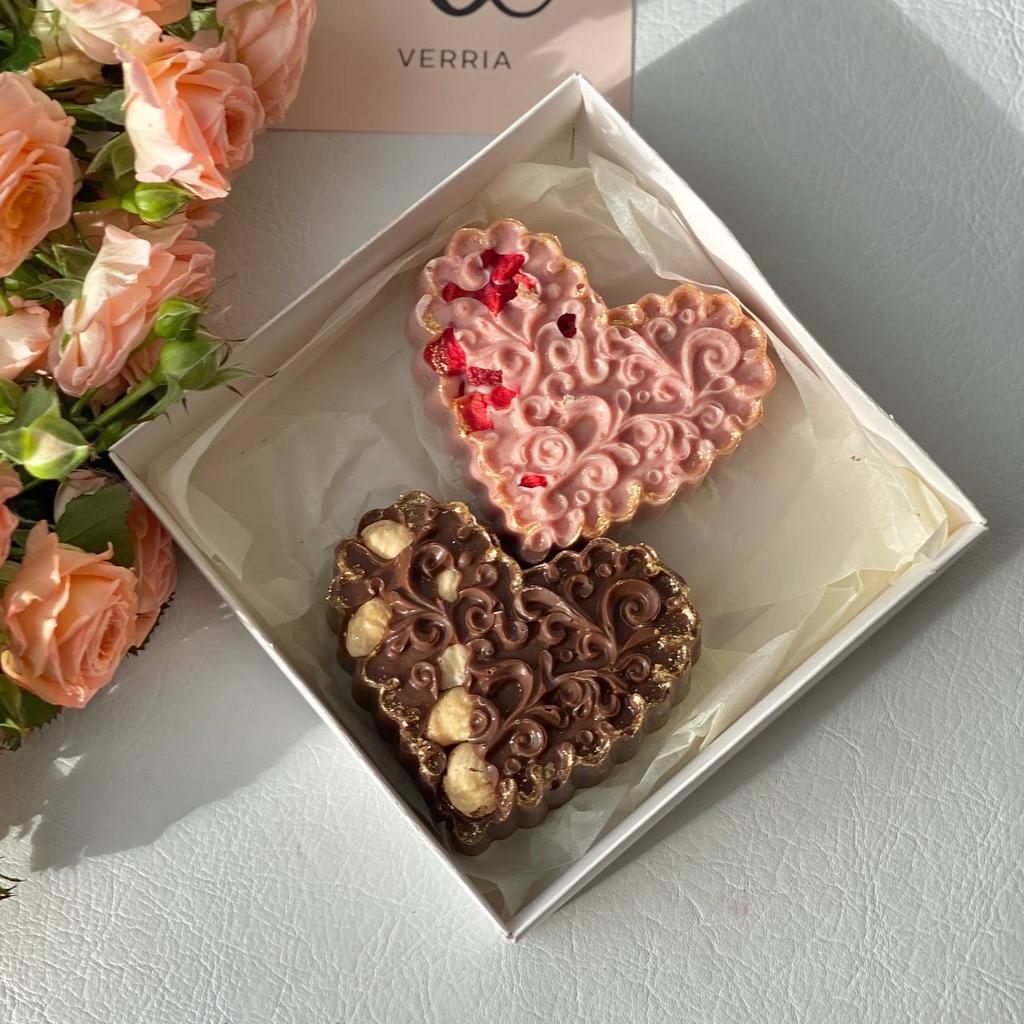 Белый и молочный шоколад с клубникой и фундуком "2 сердца"