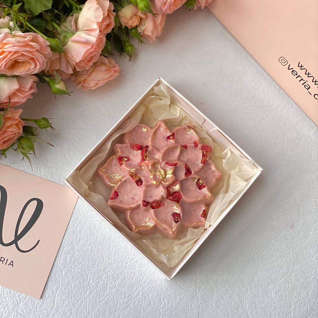 Белый шоколад с клубникой "Цветок"