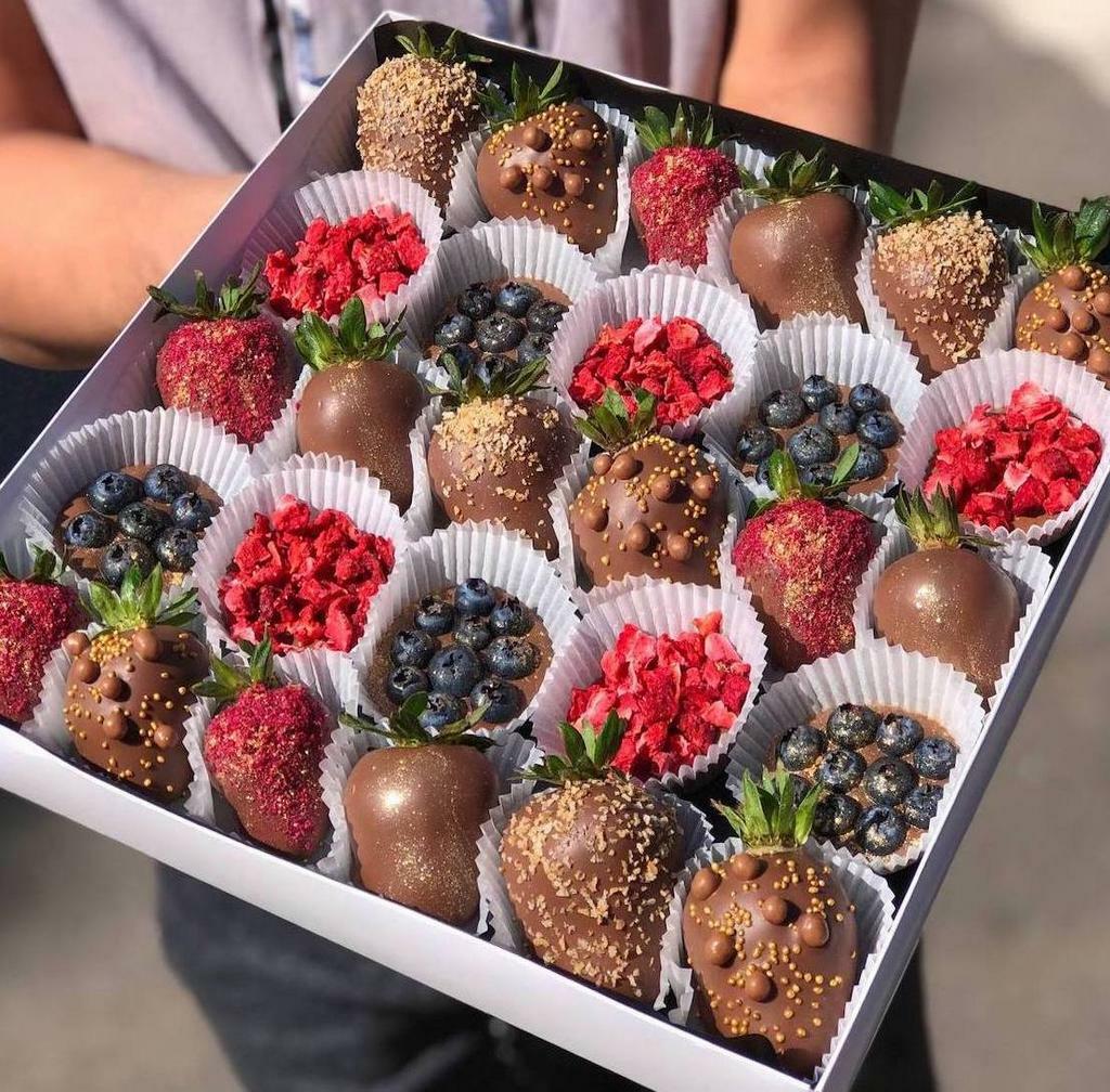 L - Ассорти в молочном шоколаде "Berry Kingdom с клубникой" (свежая и сублимированная клубника, голубика)