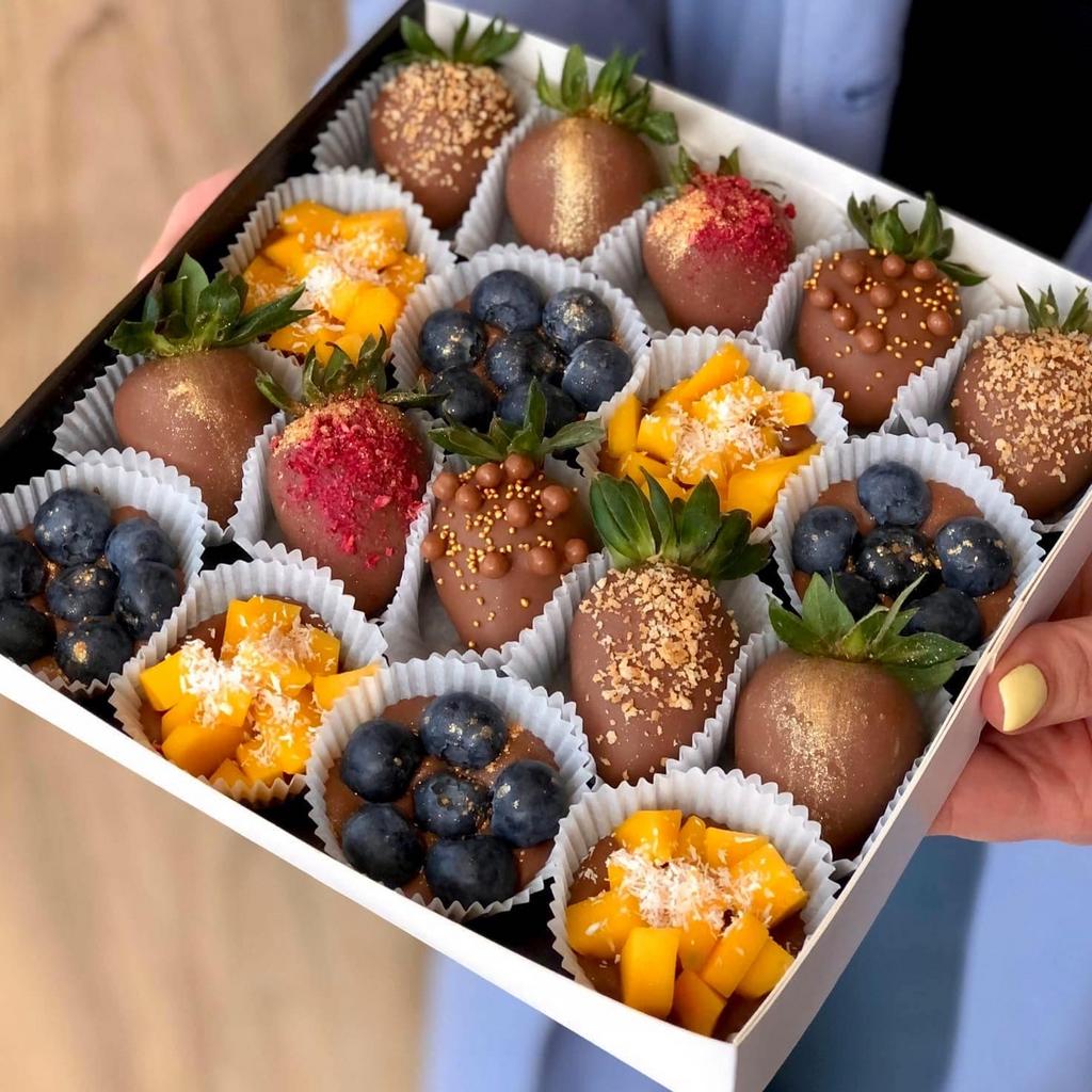 M -Ассорти в молочном шоколаде "Berry Kingdom с манго" (клубника, голубика, манго)