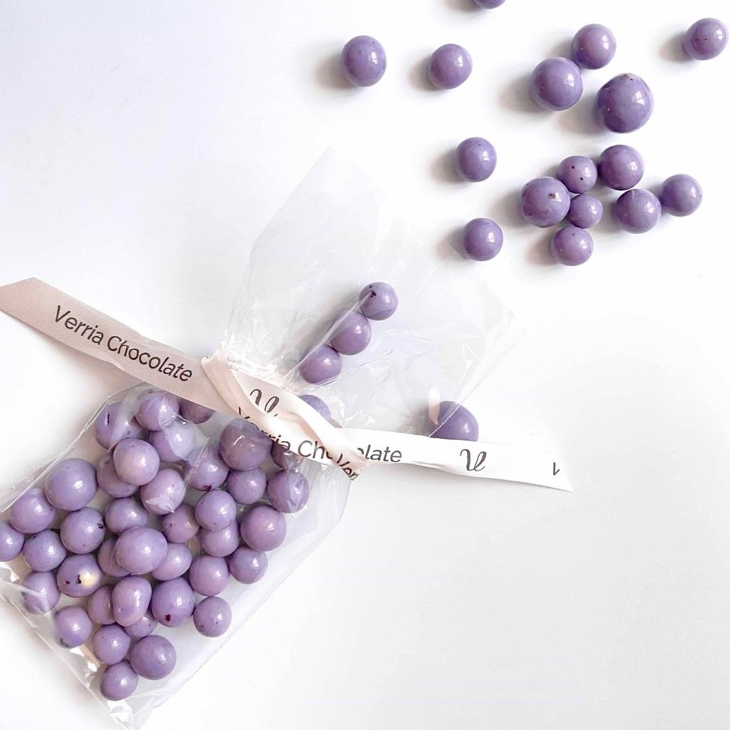 Черная смородина в белом шоколаде (100 гр.)