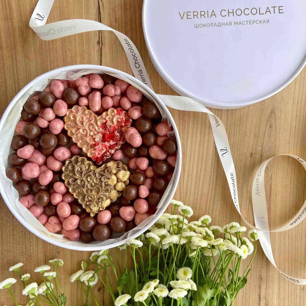 Ассорти фирменных драже из клубники и фундука в белом и молочном шоколаде «2 сердца»