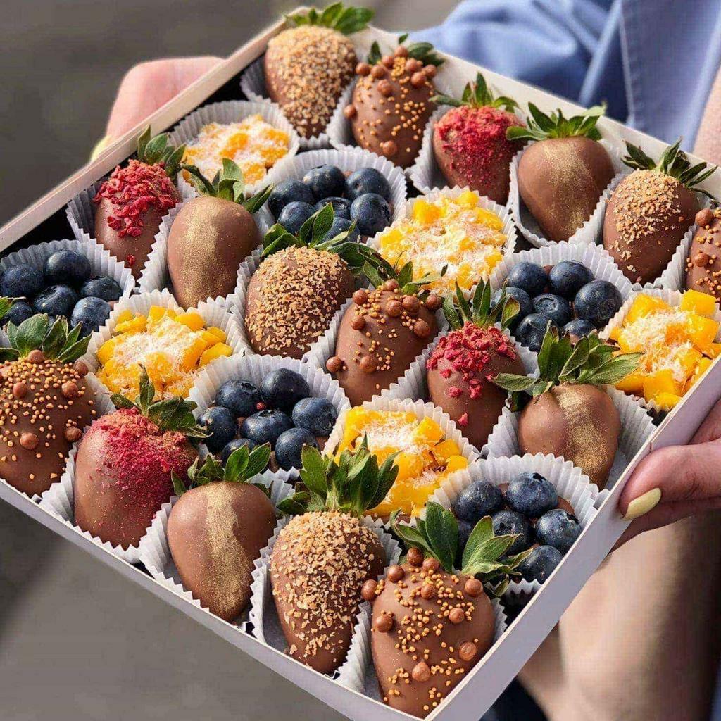 L - Ассорти в молочном шоколаде "Berry Kingdom с манго" (клубника, голубика, манго)