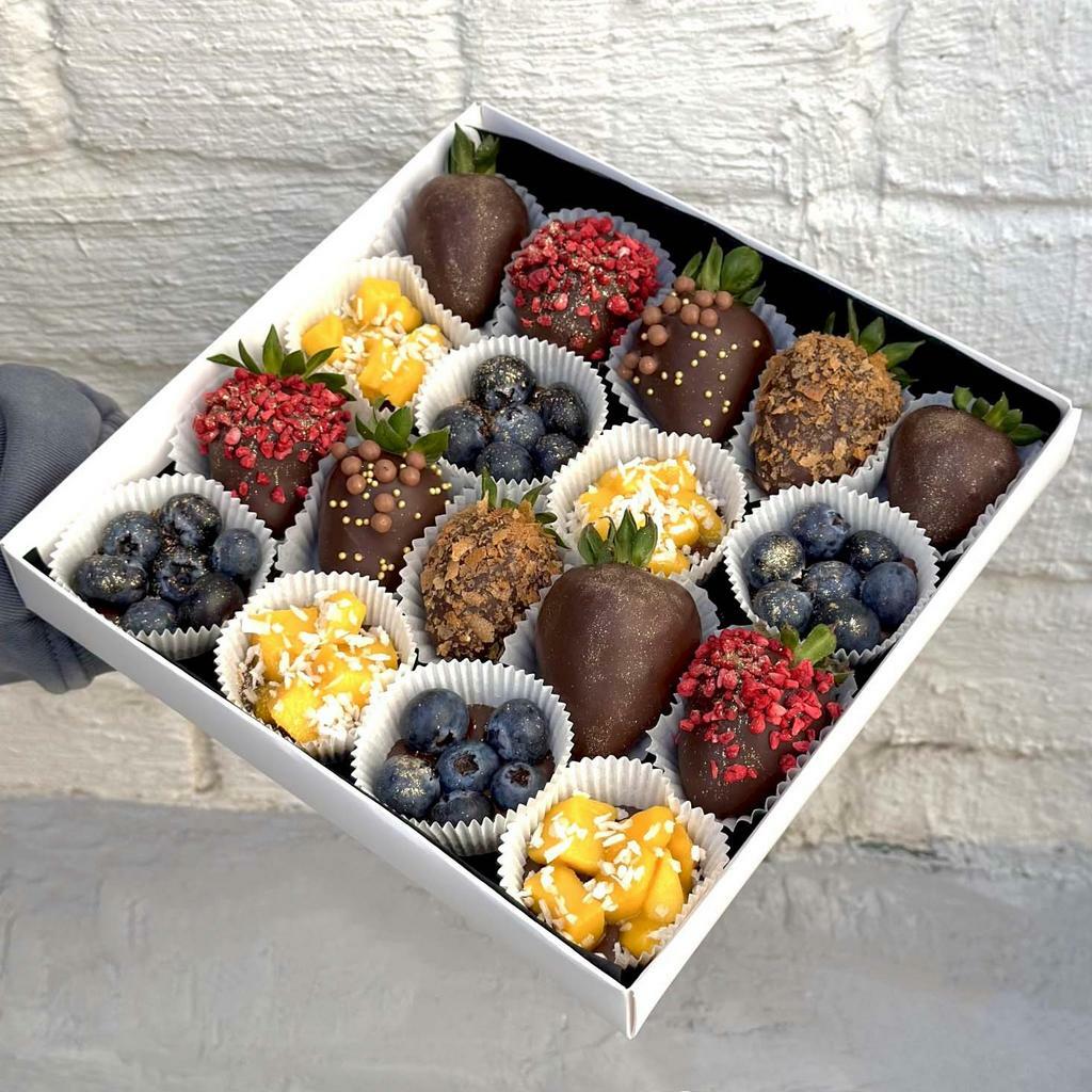 M - Ассорти в тёмном шоколаде "Berry Kingdom с манго" (клубника, голубика, манго)