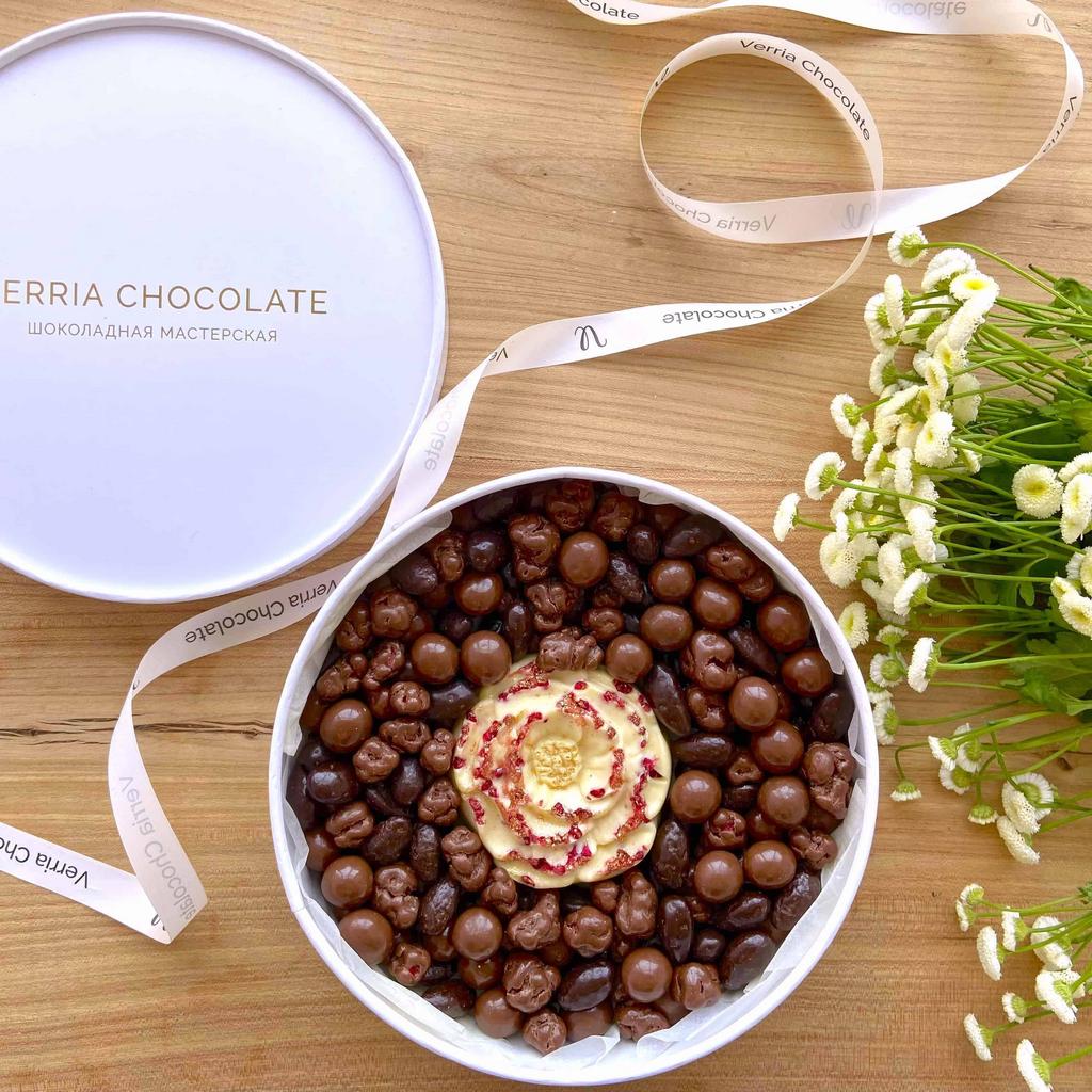 Набор драже из фундука, миндаля и сублимированной клубники в шоколаде "Пион"