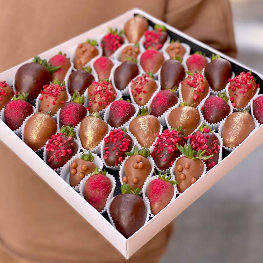 Клубника в шоколаде " Dark&Milk Berry" (30-36 ягоды)