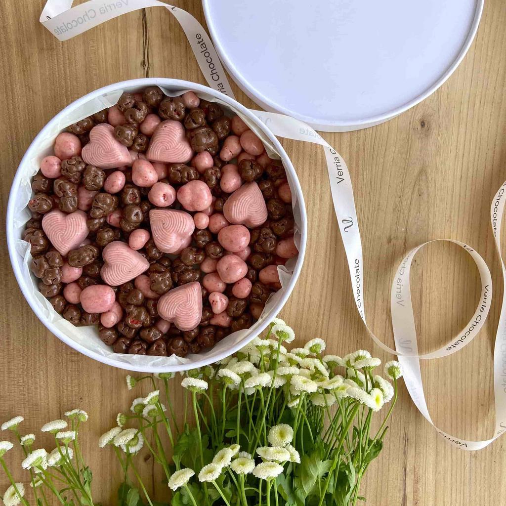 Фирменные драже из клубники в шоколаде "Клубничная любовь"