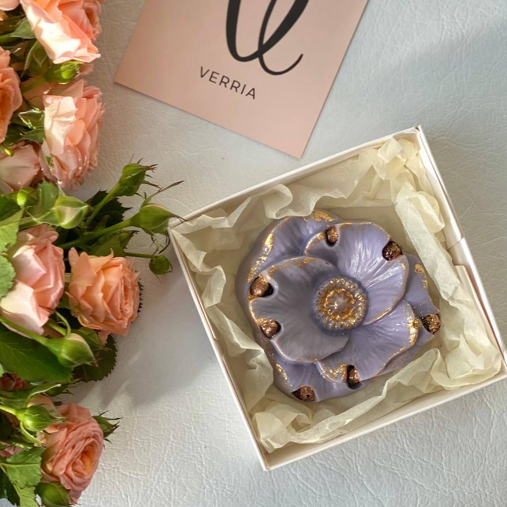 Белый шоколад с черной смородиной "Лаванда"