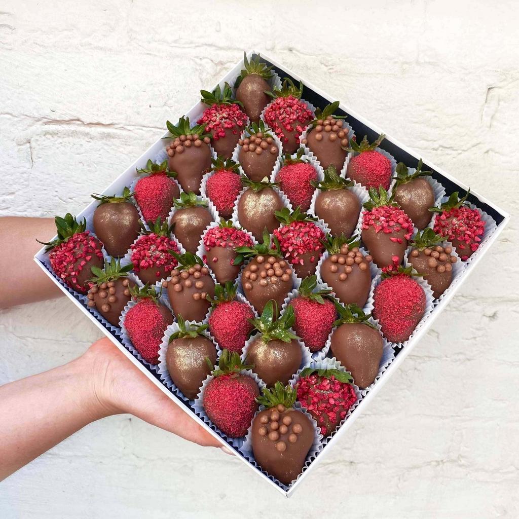 Клубника в шоколаде "Charm" (30-36 ягод)