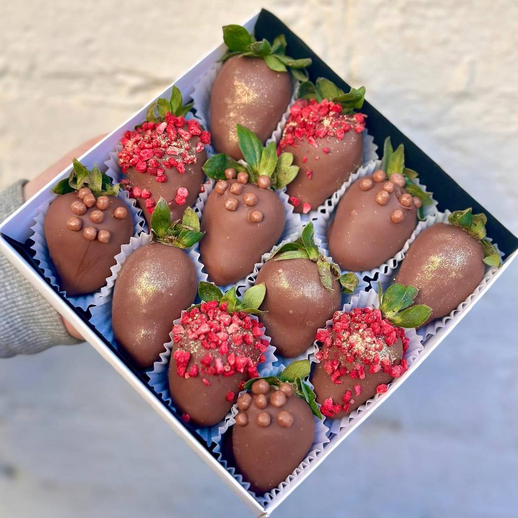 Клубника в шоколаде "Charm" (12-16 ягод)