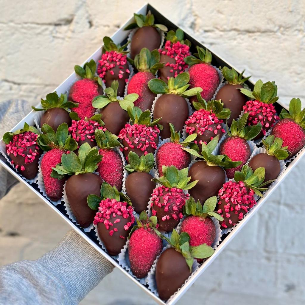 Клубника в шоколаде "Dark Berry" (30-36 ягод)