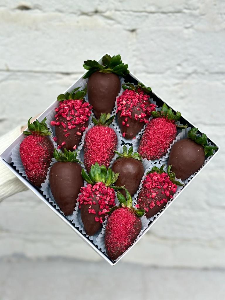 Клубника в шоколаде "Dark Berry" (12-16 ягод)