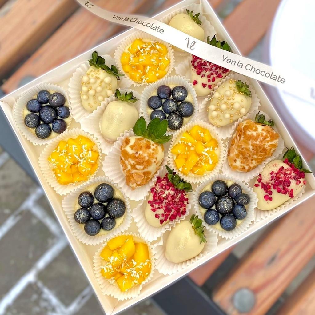 M - Ассорти в белом шоколаде "Berry Kingdom с манго" (клубника, голубика, манго)