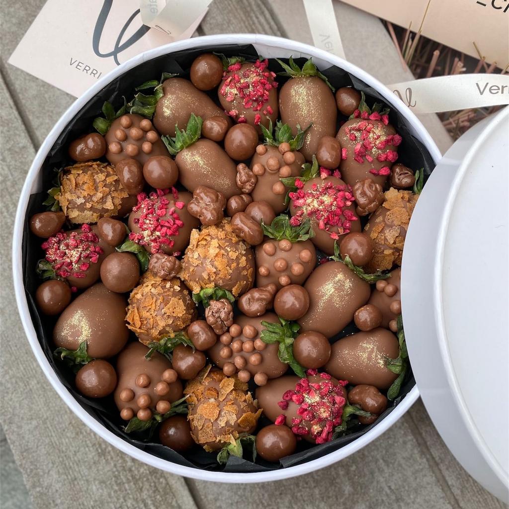 Клубника в шоколаде с драже "Milky"