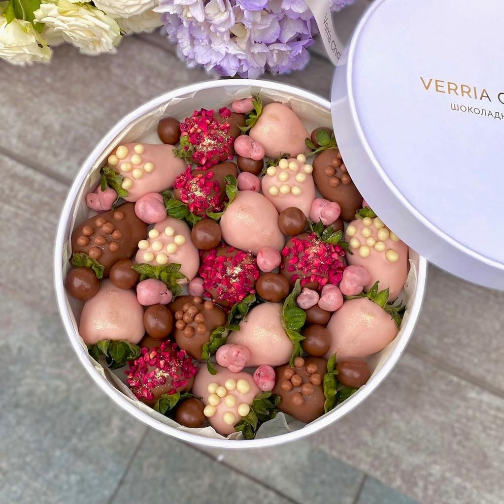 Клубника в шоколаде с драже "Dream"