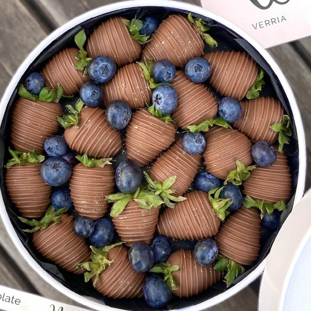 Клубника в шоколаде с голубикой "Summer Berries"