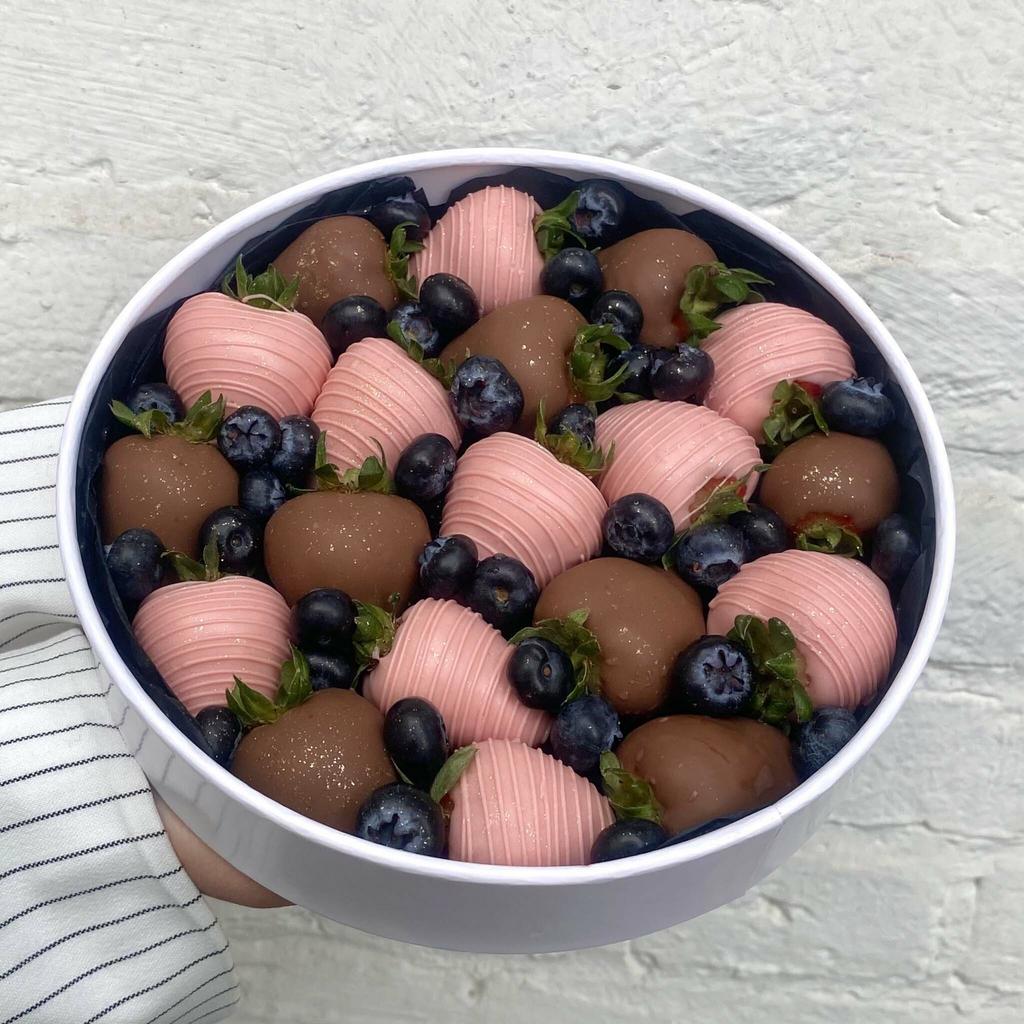 Клубника в шоколаде с голубикой "Amour"