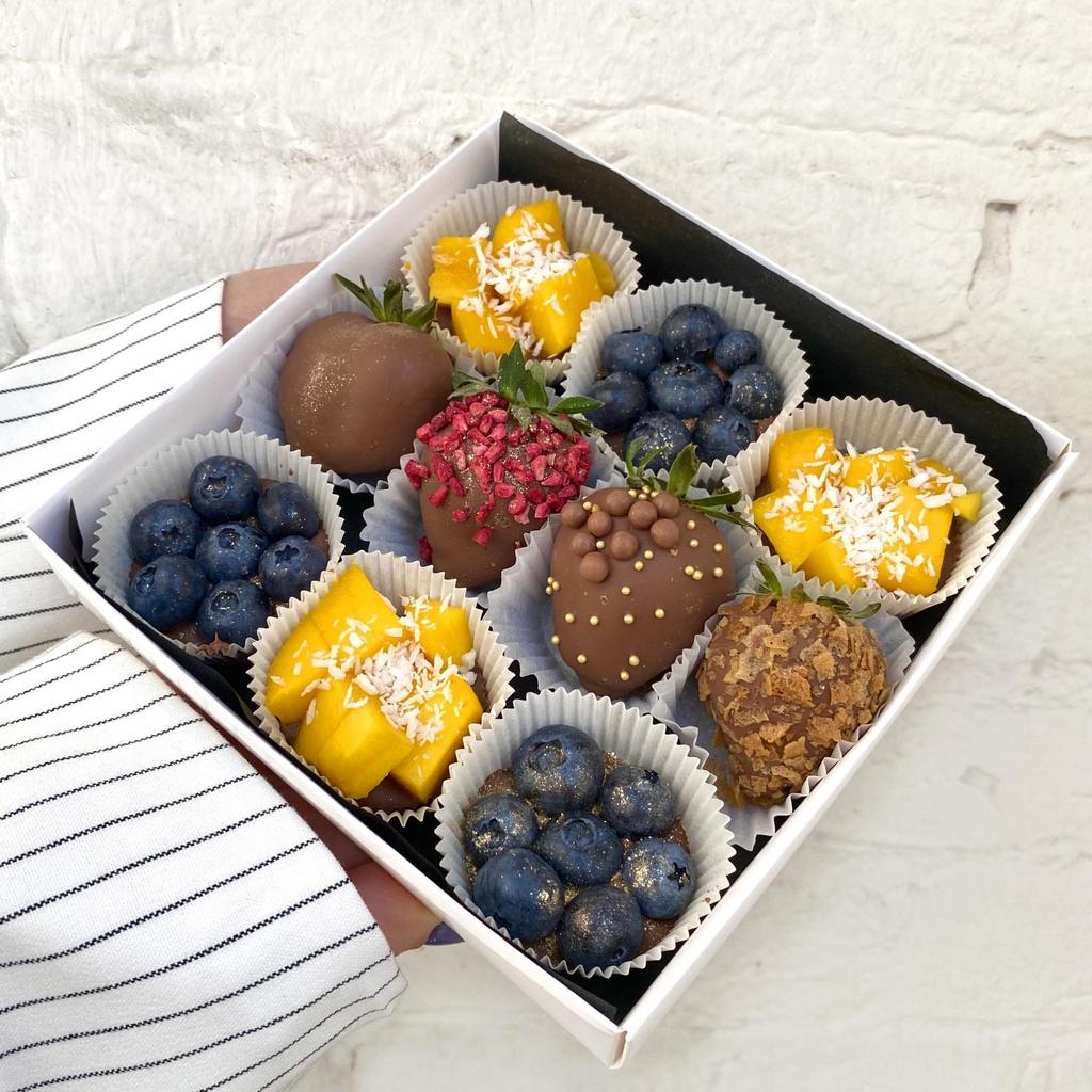 S - Ассорти в молочном шоколаде "Berry Kingdom с манго" (клубника, голубика, манго)