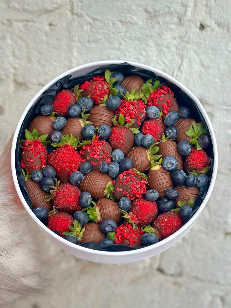 Клубника в молочном шоколаде с голубикой «Summer day»