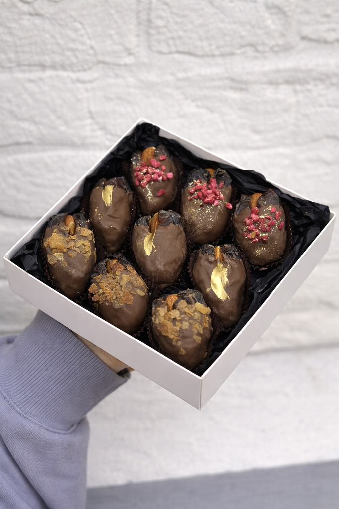 Королевские финики в молочном шоколаде с миндалем  (9 шт.)