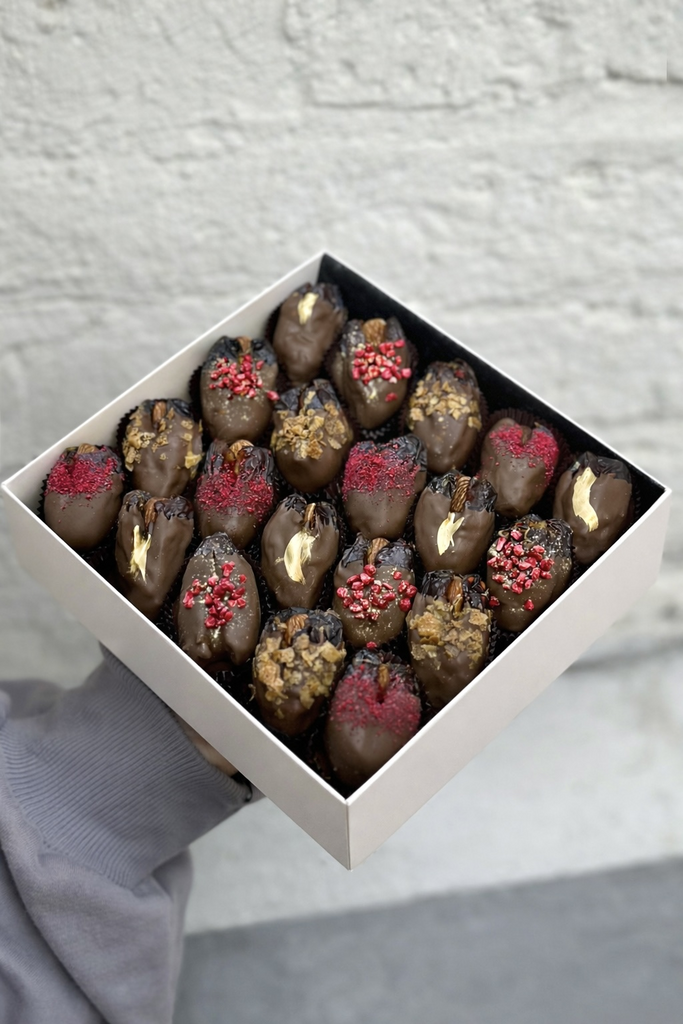 Королевские финики в молочном шоколаде с миндалем  (20 шт.)