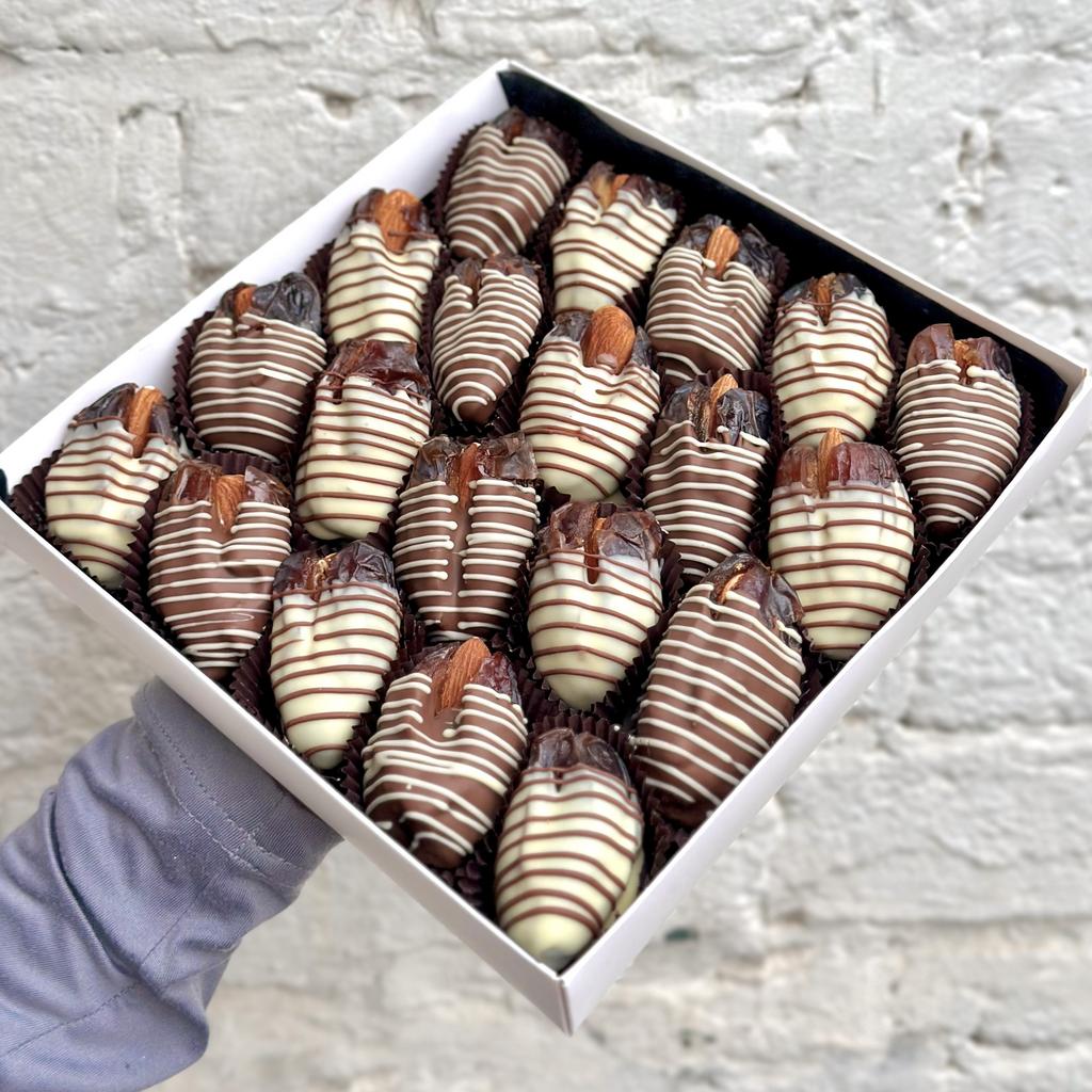 Королевские финики в белом и молочном шоколаде с миндалем  (20 шт.)